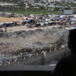 بلدية غزة تقلص خدمات ترحيل النفايات بعد نفاد الوقود (الجزيرة)