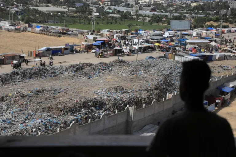 بلدية غزة تقلص خدمات ترحيل النفايات بعد نفاد الوقود (الجزيرة)