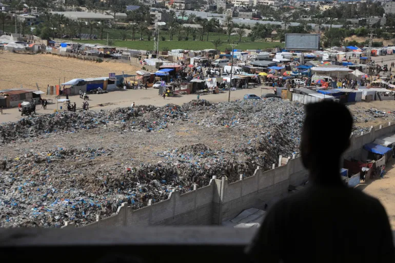 بلدية غزة تقلص خدمات ترحيل النفايات بعد نفاد الوقود (الجزيرة)