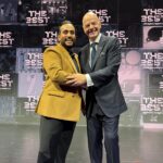 وقد تسلم المقطري الوسام من يد السيد جياني إنفانتينو، رئيس الفيفا