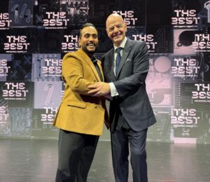 وقد تسلم المقطري الوسام من يد السيد جياني إنفانتينو، رئيس الفيفا